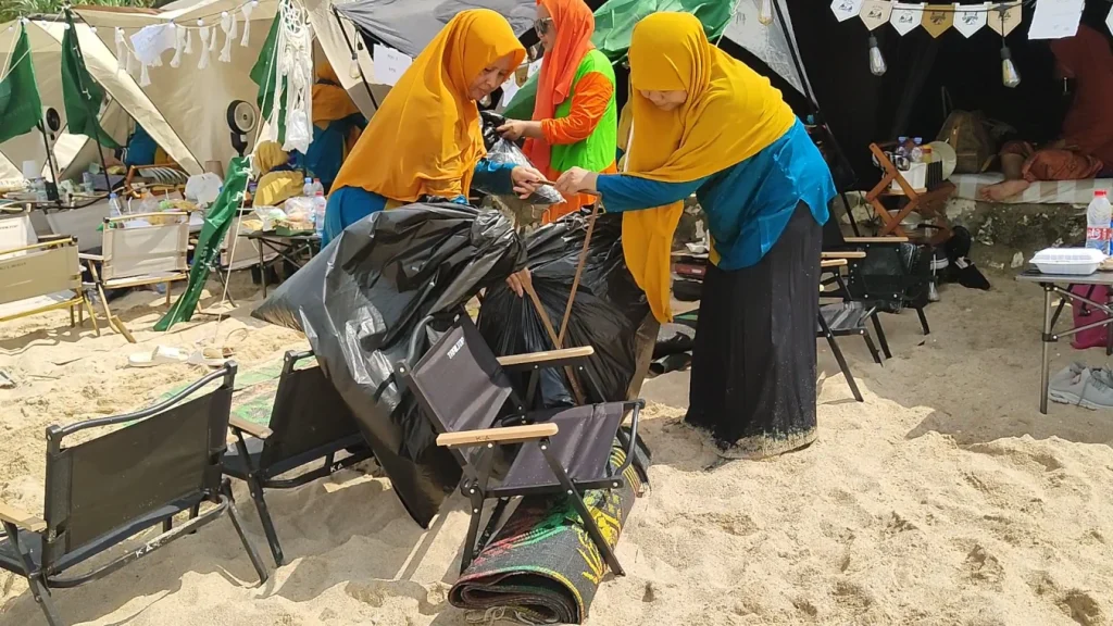 LLHPB PDA Sragen yang dikomandani oleh Ibu Siti Ruchayah Membersihkan Pantai Watu Kodok