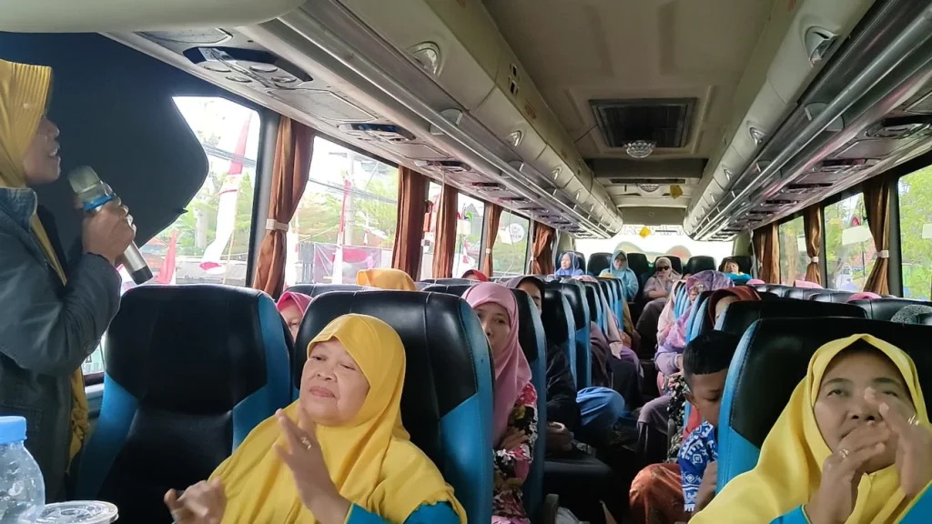 Penutupan Kegiatan Aisyiyah Cader Camp PDA Kab Sragen di Dalam Bus